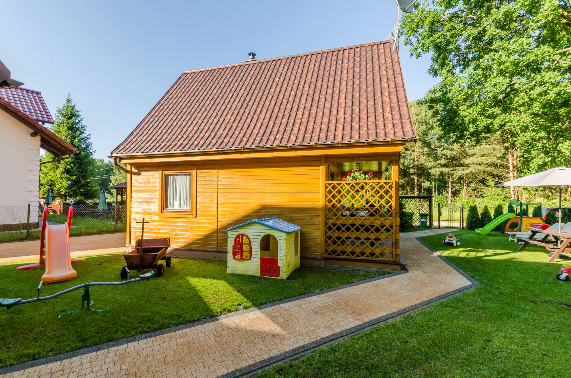Domek Aurum z ogrodem, tarasem i zabawkami dla dzieci